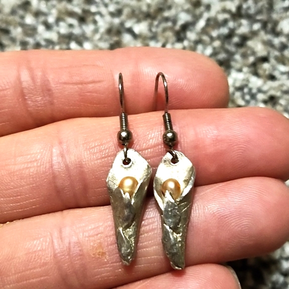 VINTAGE SILVER-TONE LILIES AND IVORY FAUX PEARL DROP HOOK 1.1" EARRINGS - Picture 6 of 7